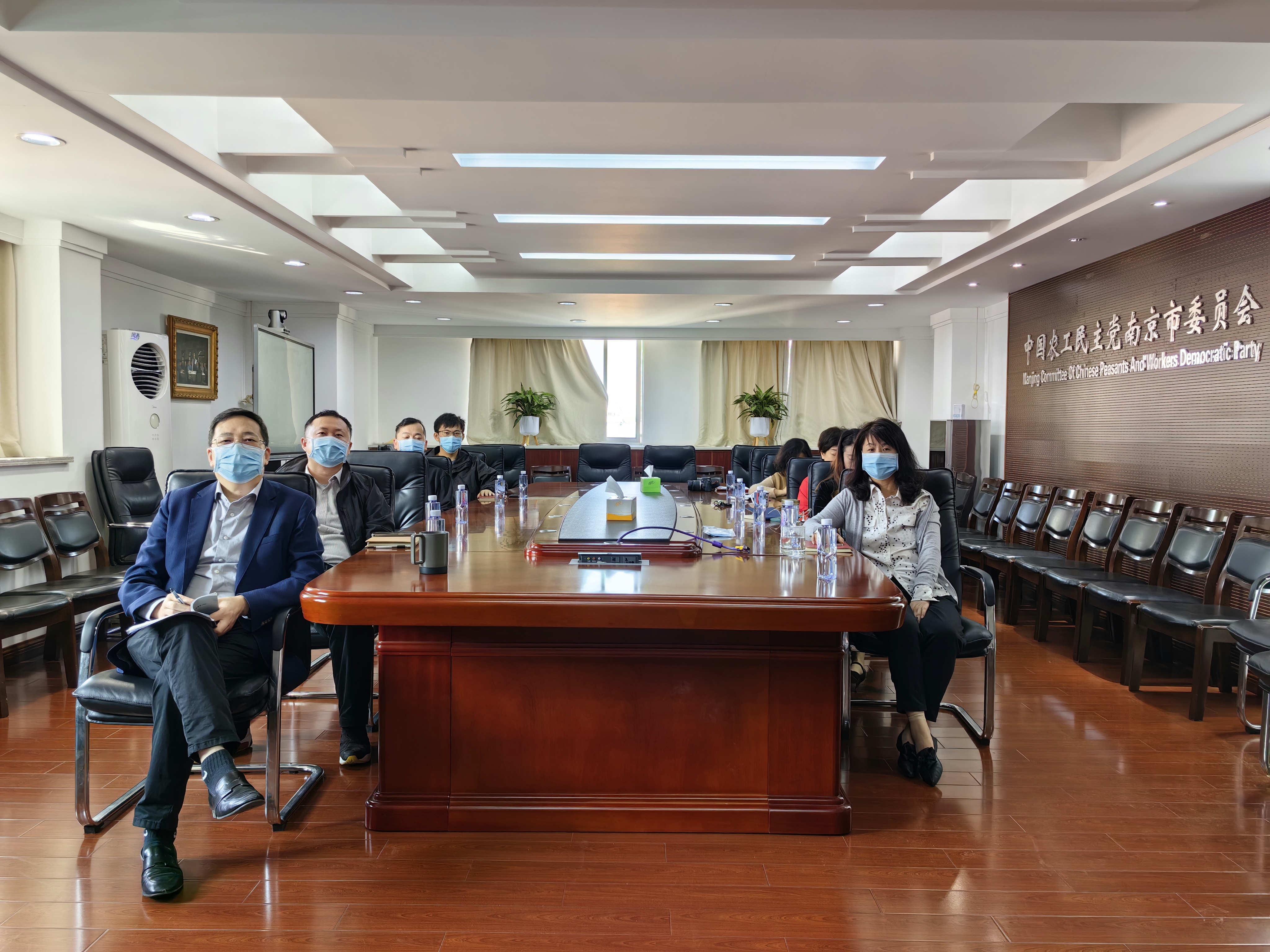 农工党南京市委会机关、各基层组织集体收看中共二十大开幕式-市委会机关.jpg