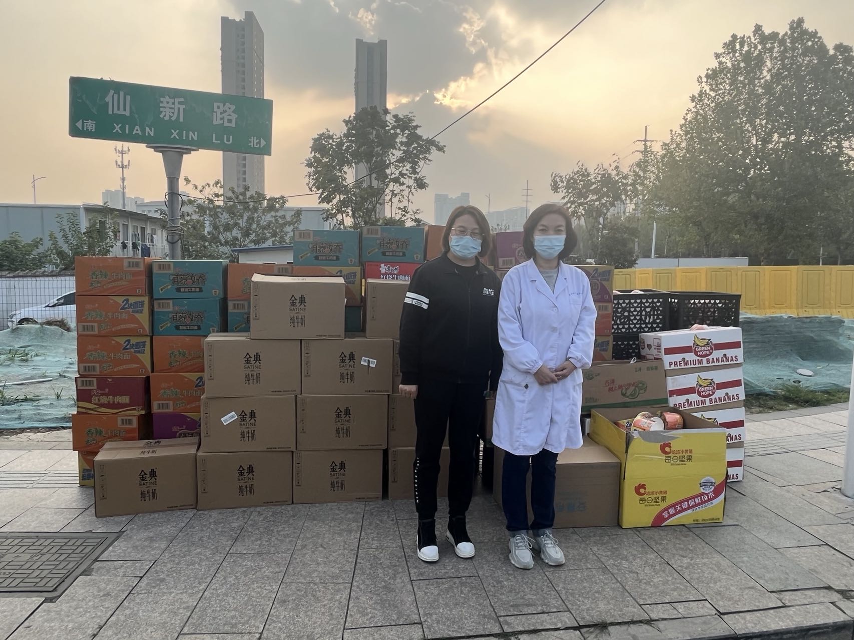 同心聚力、共克时艰 农工党南京市委会捐赠物资支援栖霞抗疫.jpg