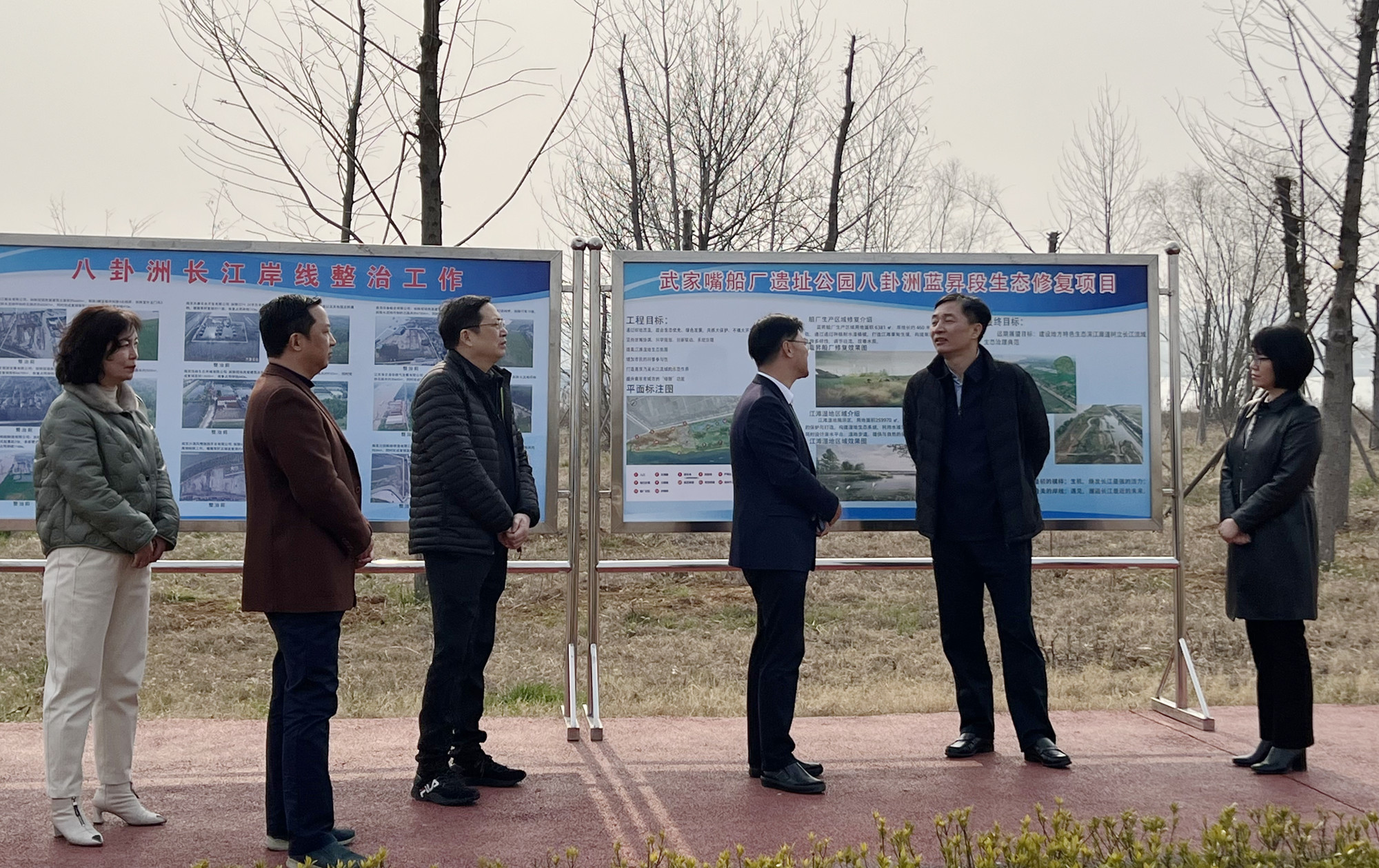 农工党南京市委会联合栖霞区多部门开展“长江保护普法宣传及居民义诊活动” 胡万进出席4.jpg