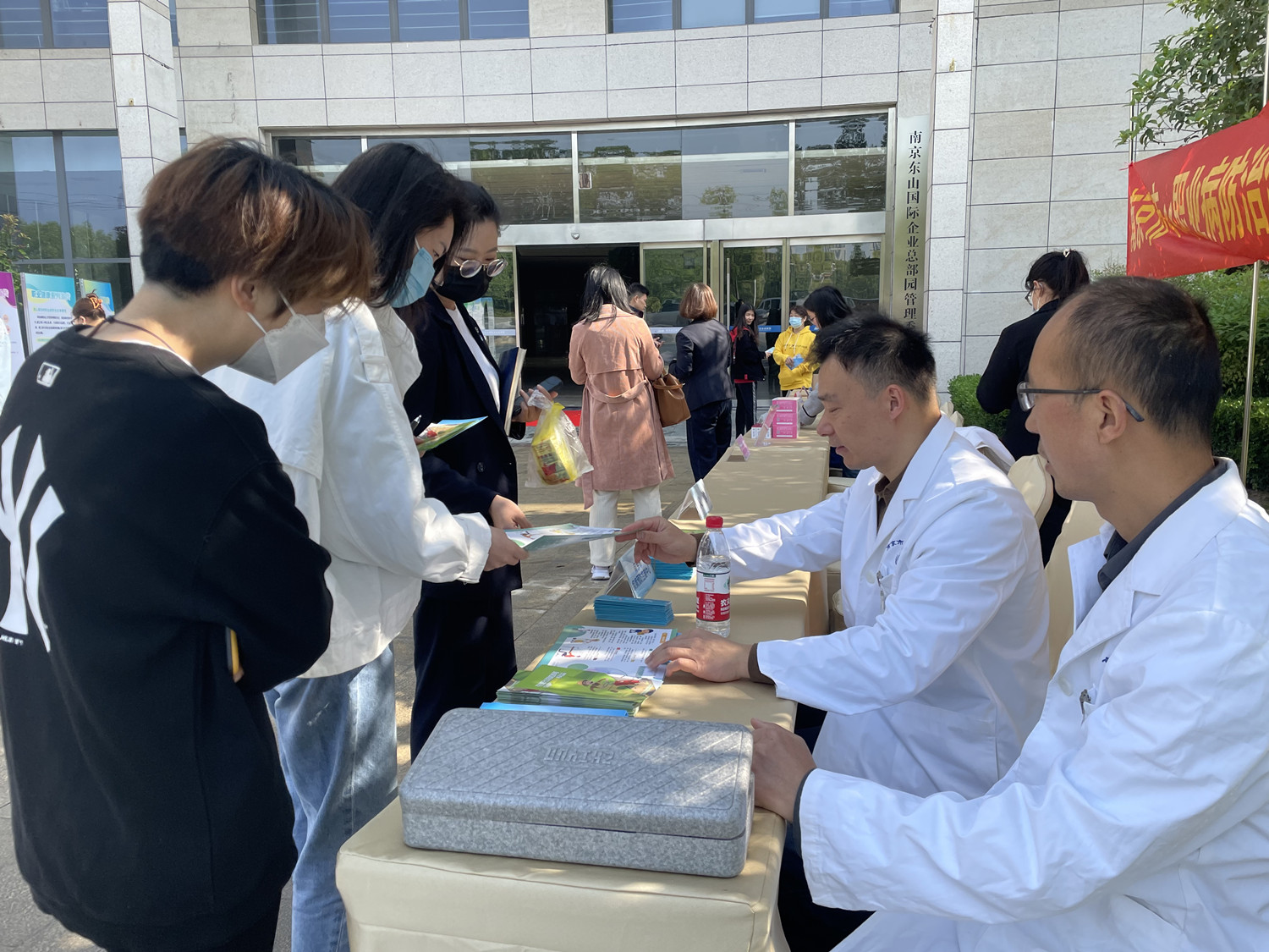 农工党南京市鼓楼区基层委员会深入小微企业开展职业病防治宣传 (3).jpg