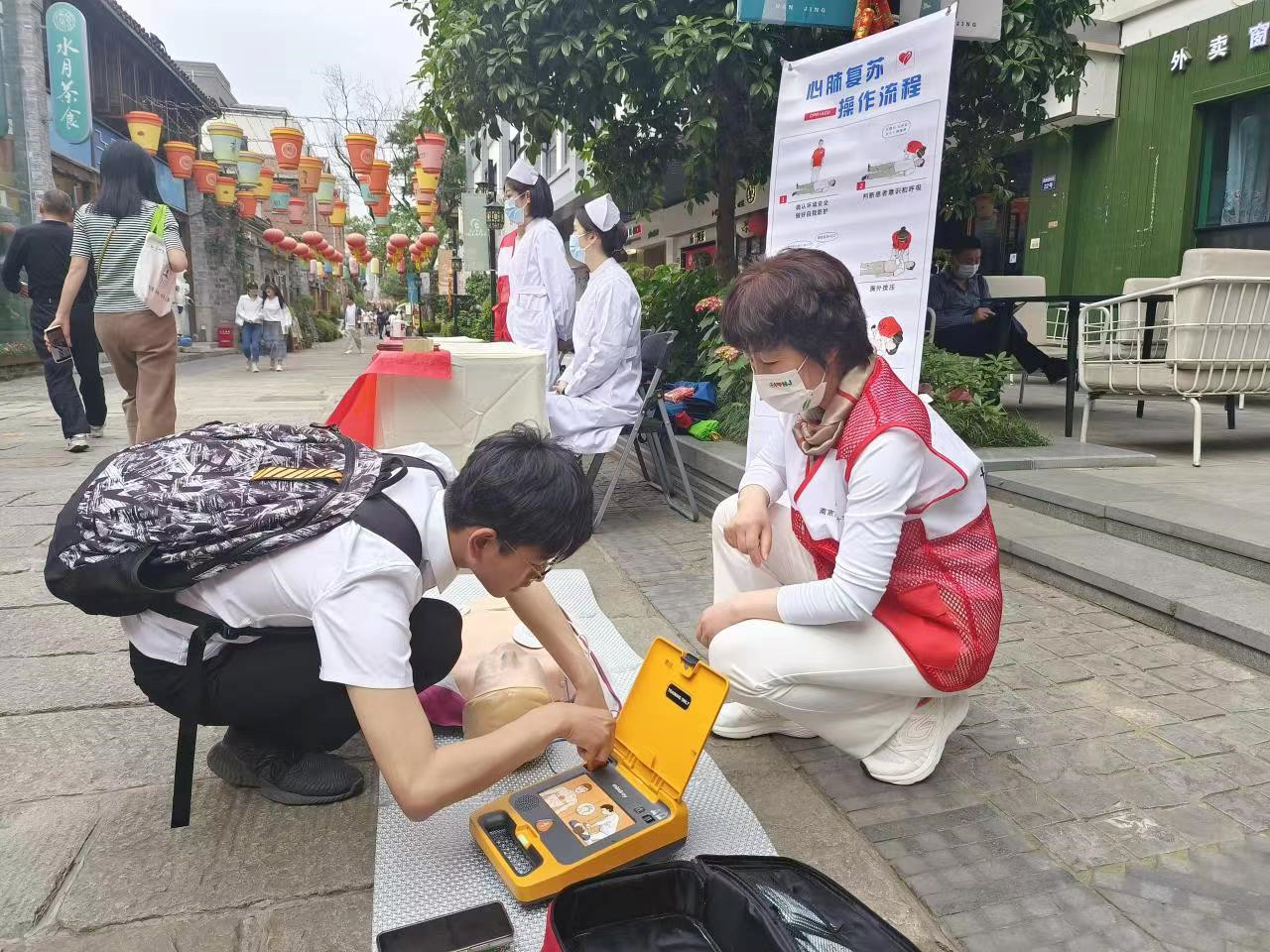 农工党南京市中西医结合医院支部为民服务送健康 .jpg