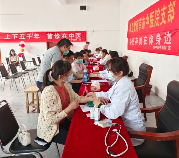 农工党南京市中医院支部赴扬中市开展“中医药健康行”进万家活动                 (2).jpg