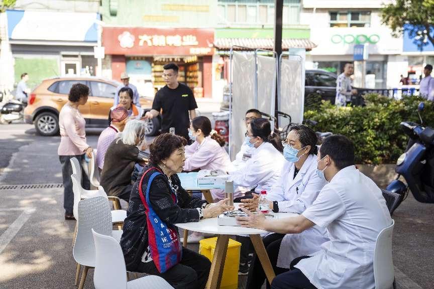 农工党南京市秦淮区基层委员会联合鼓楼区基层委员会开展“同心结、农工情”——七彩健康社会服务活动 (2).jpg
