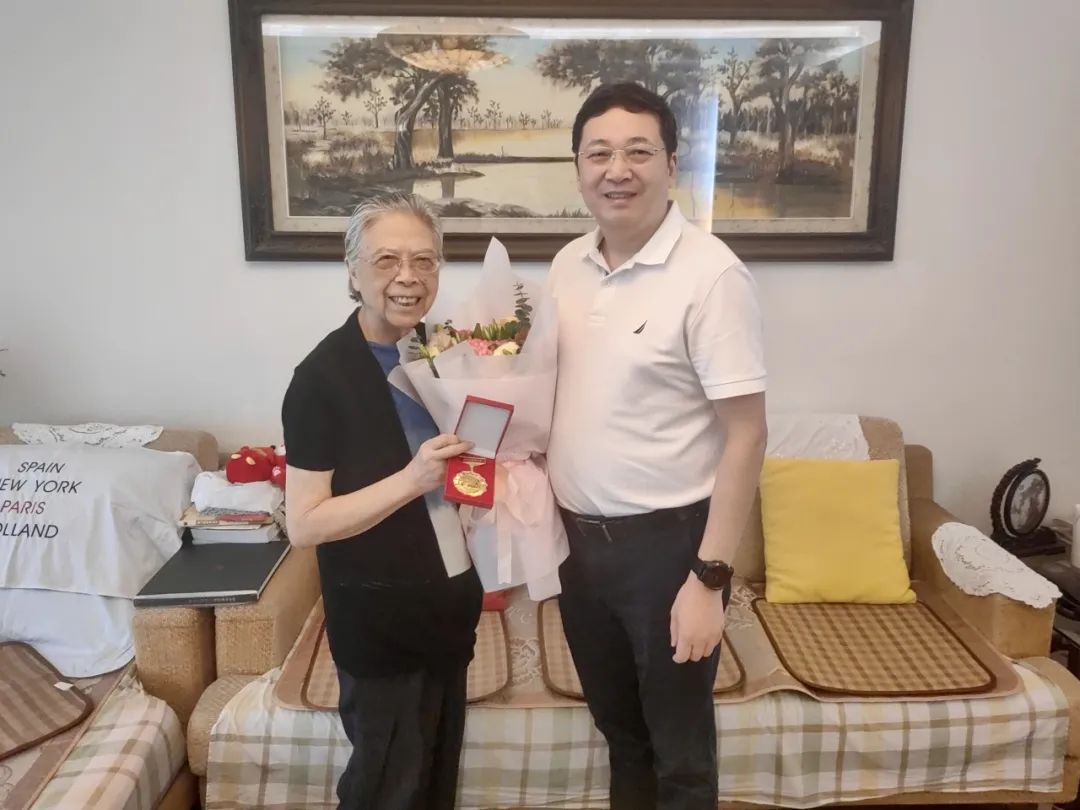 慰问市委会原专职副主委徐碧影.jpg
