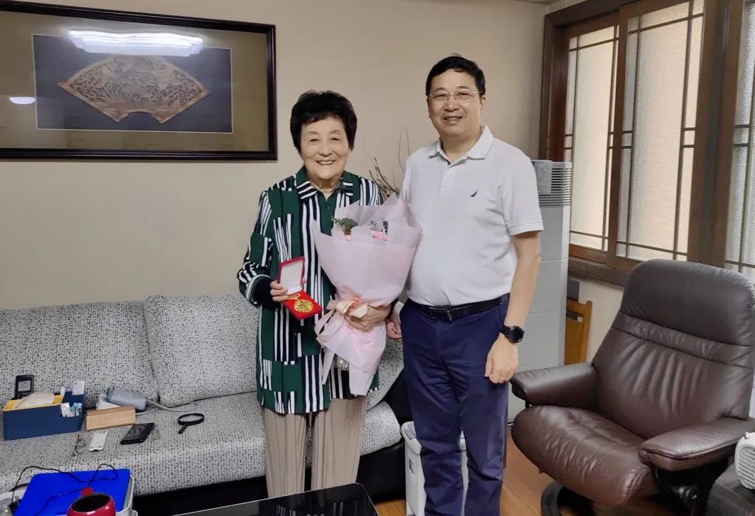 慰问原南京市人大代表、市名中医王湘.jpg