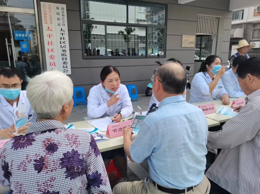 九九重阳，关爱老人 农工党南京市同仁医院支部开展听力健康保健服务 (2).jpg