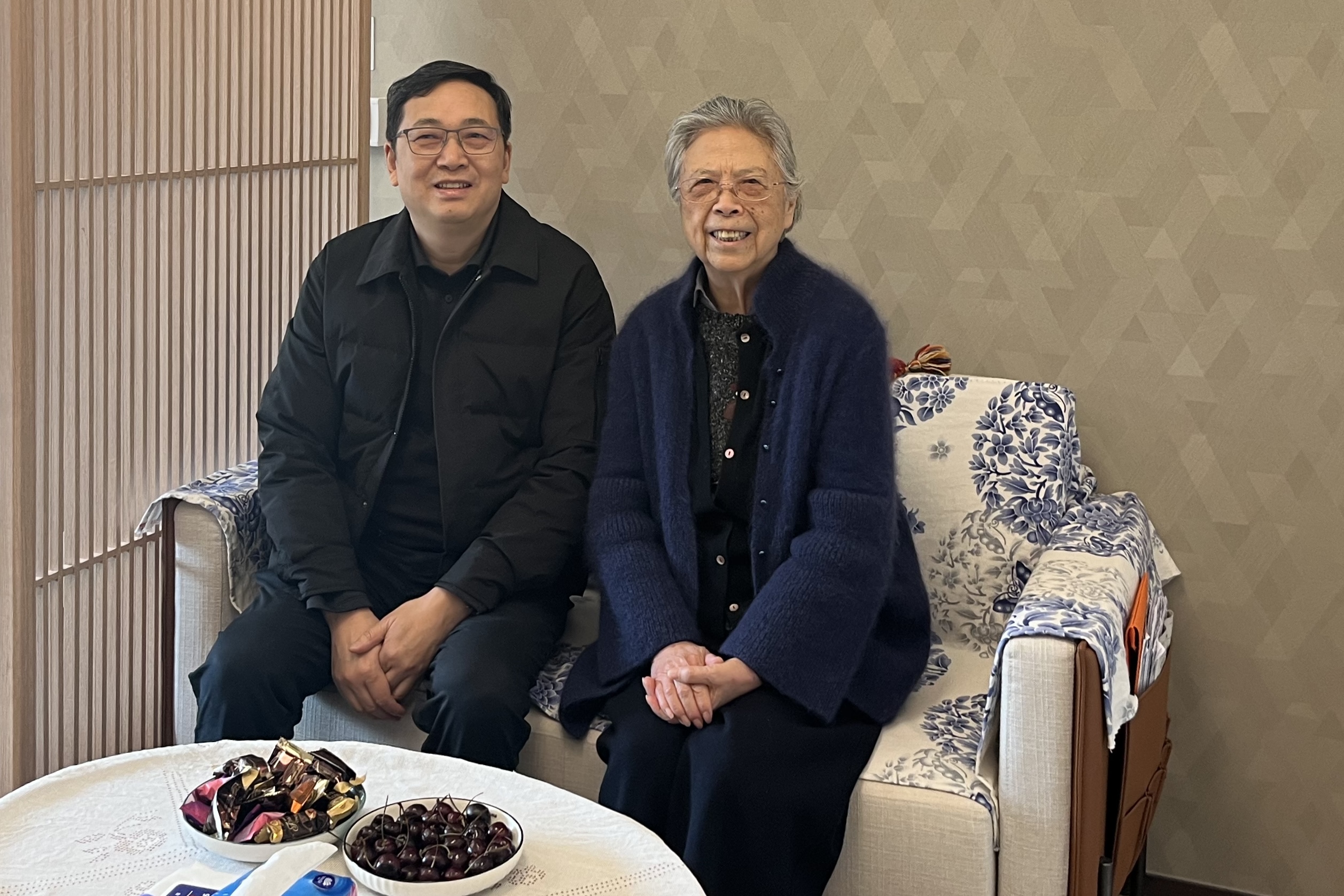 农工党南京市委会“三八”妇女节慰问看望老领导.jpg