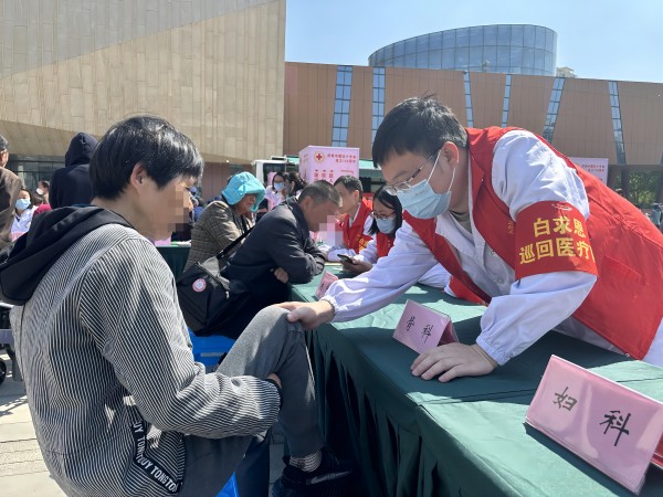 农工党南京市六合区综合支部专家党员参加健康咨询志愿服务活动（1）.jpg