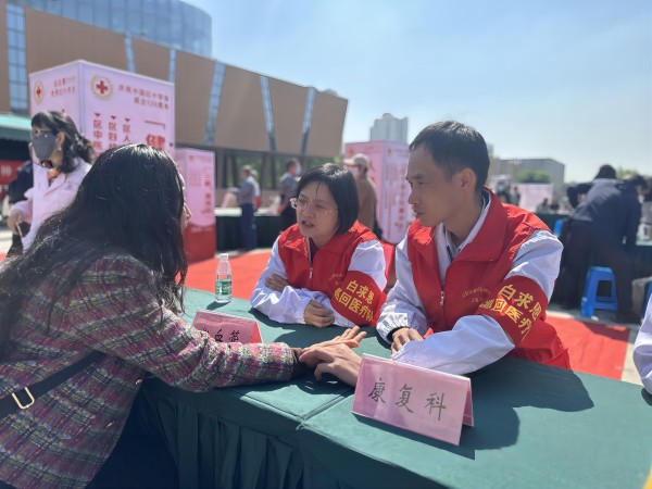 农工党南京市六合区综合支部专家党员参加健康咨询志愿服务活动（2）.jpg