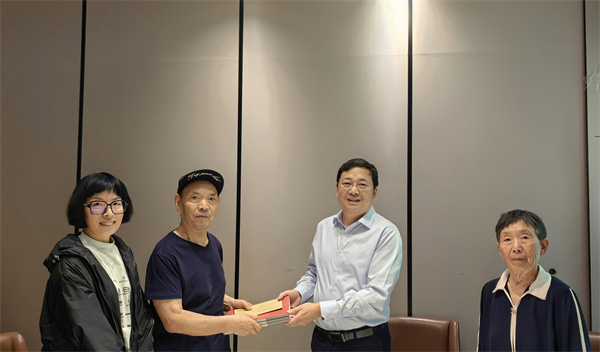 农工党南京市委会赴上海开展凭吊烈士、慰问烈士3.jpg