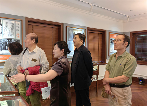 农工党南京市委会赴上海开展凭吊烈士、慰问烈士5.jpg