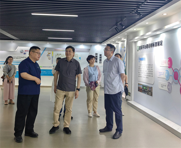农工党南京市委会开展“环境与健康宣传周”启动仪式暨“共塑生态多样性 美丽湿地健步走”主题活动 (3).jpg