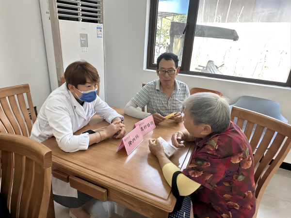 农工党南京市同仁医院支部走进社区开展义诊活动(3).png