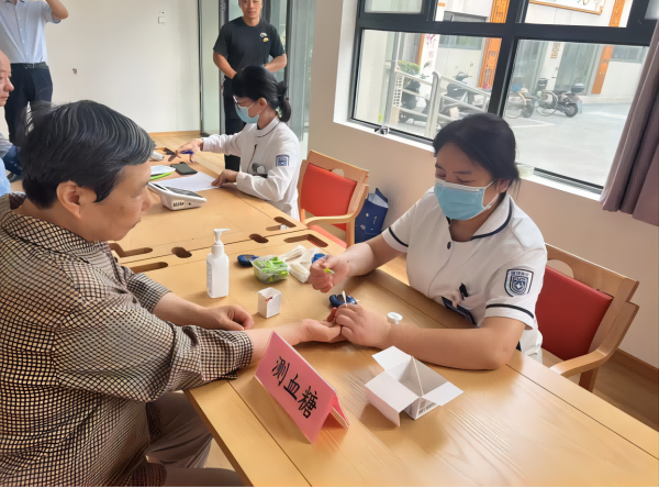 农工党南京市南钢医院支部联合江北新区侨联、大厂街道侨联开展江北新区第六期归侨侨眷义诊活动(2).png