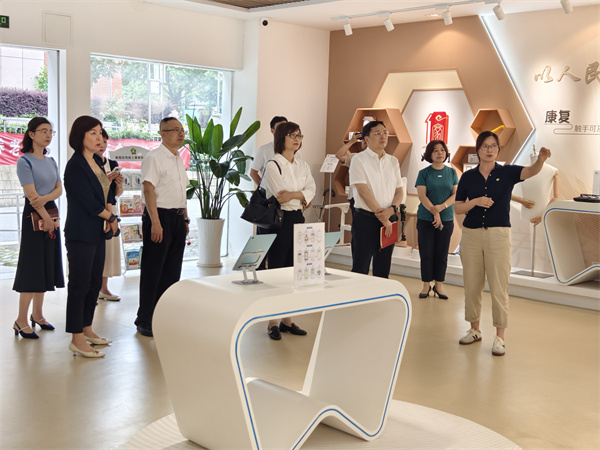农工党南京市社会与法制专委会联合栖霞区总支开展健康养老调研活动 (2).jpg