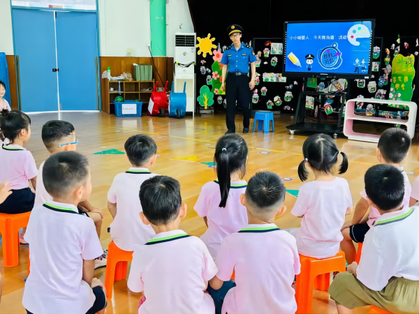 农工党南京市栖霞区综合支部党员走进南京博源星城幼儿园开展城市管理宣传活动(1).png