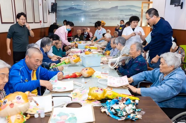 “尊老敬老，农工送关爱”——农工党南京市鼓楼区基层委员会多支部联合开展重阳节敬老活动(3).jpg