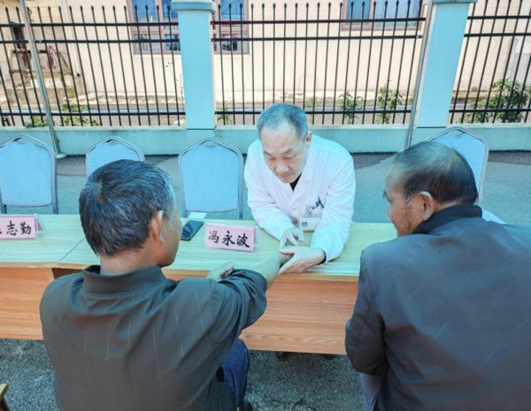 农工党南京市高淳中医院支部赴高淳漆桥镇中心村开展义诊活动的副本(2)(1).jpg