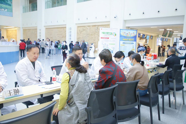 “预防卒中、关爱生命、点亮健康之光”农工党南京市江宁医院支部开展“世界卒中日”义诊活动 (2).jpg