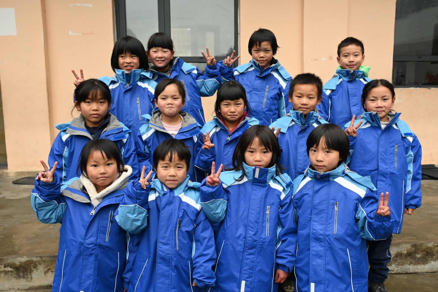 爱心助学 情暖大方——农工党南京市委会携手党员企业向大方县为民小学师生捐赠过冬服装2.jpg