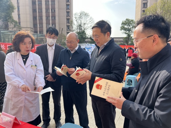 农工党南京市委会联合栖霞区多部门开展长江保护普法宣传及居民义诊活动 (3).jpg