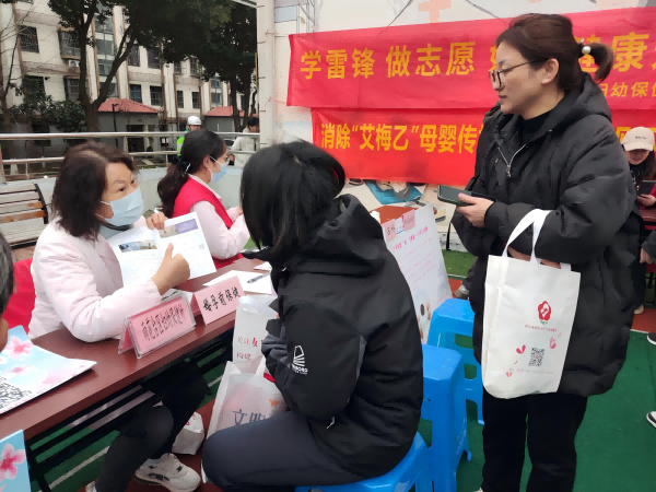 农工党南京市雨花台区医务支部开展“雷锋精神燃薪火，博爱志愿绽芳华”义诊活动（3）.png