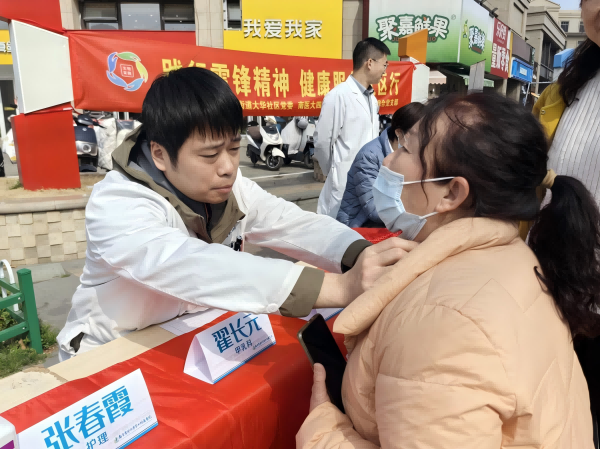 农工党南京市浦口医院支部开展“践行雷锋精神，健康服务社区行”义诊活动（2）.png