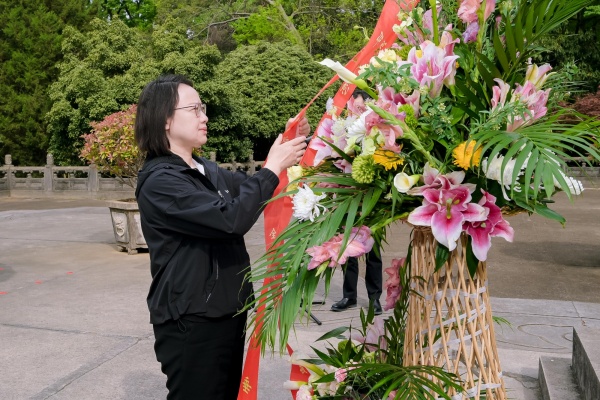 拜谒2.jpg