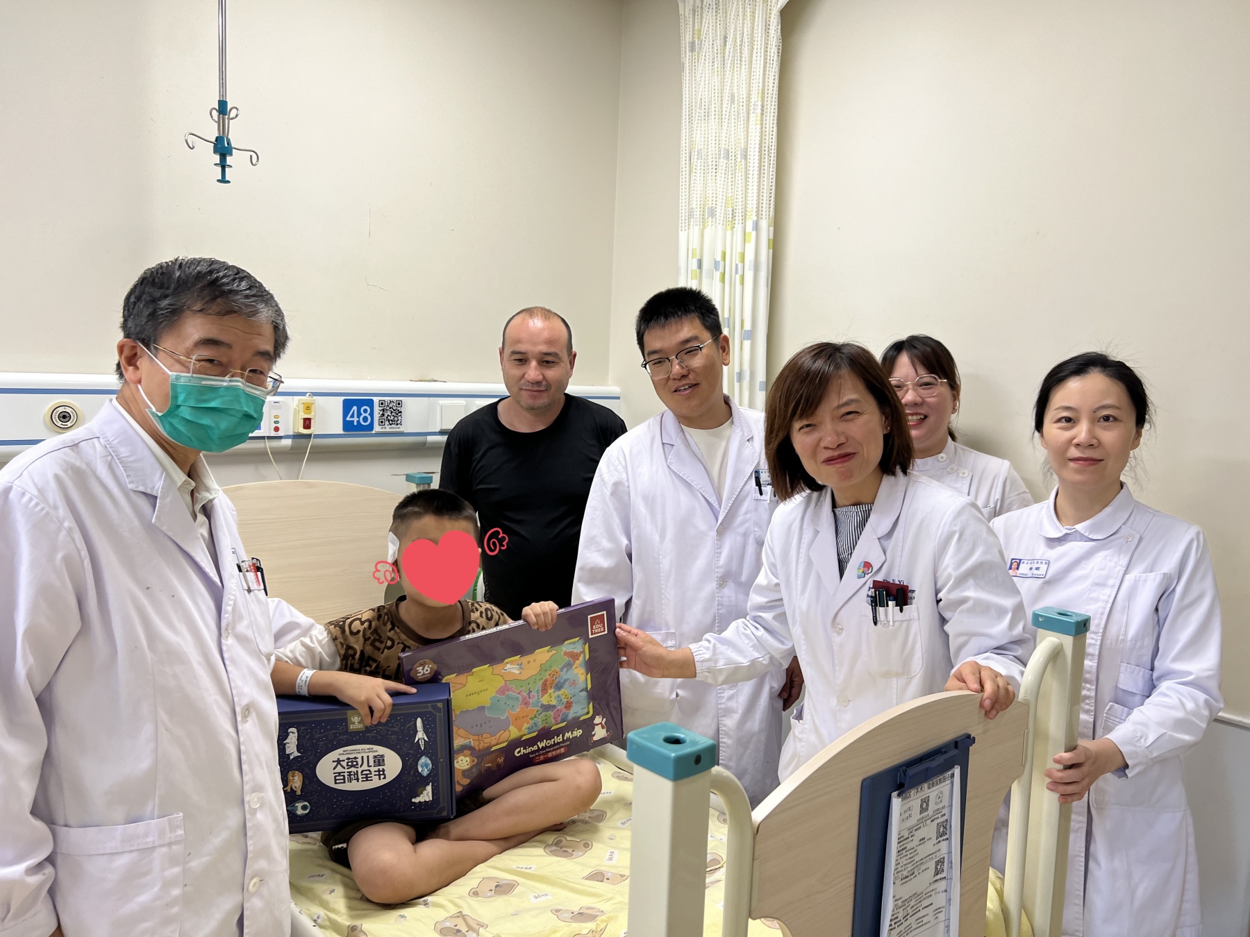 同心迎“六一” 中华一家亲——农工党南京市委会“重塑笑颜”公益金专家看望慰问新疆、青海来宁患儿 (2).jpg