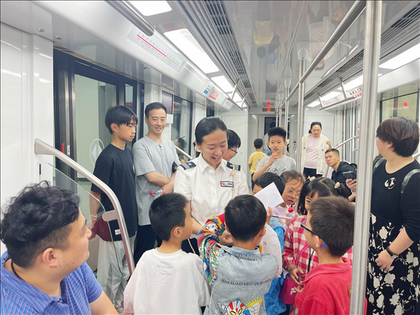 农工党南京市委会青年工作委员会、市城建一二三支部、鼓楼区小教支部、浦口区二支部、市红十字医院支部联合开展“六一”地铁研学活动（6）.jpg