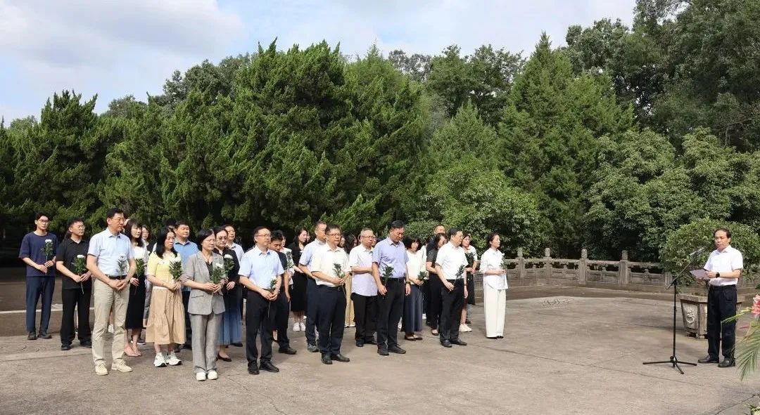 缅怀先烈 团结奋进——农工党江苏省委会暨南京市委会举行拜谒邓演达烈士墓仪式1.jpg