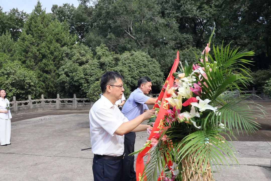 缅怀先烈 团结奋进——农工党江苏省委会暨南京市委会举行拜谒邓演达烈士墓仪式2.jpg