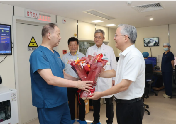 南京市委书记周红波看望慰问农工党党员、心血管疾病专家陈绍良.png