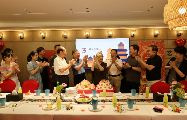 1756448958322069373.jpg 农工党南京市委会机关支部开展老领导生日庆祝活动 (3).jpg