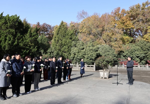 纪念邓演达烈士殉难94周年——农工党江苏省委会暨南京市委会机关支部举行拜谒邓演达烈士墓、瞻仰烈士殉难地活动1.jpg