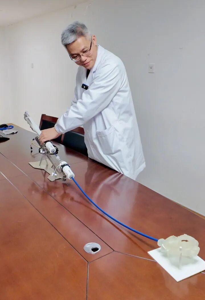 《新华日报》报道——国内首例全部使用国产器械操作！农工党党员张俊杰为“镜面人”完成心脏手术.jpg